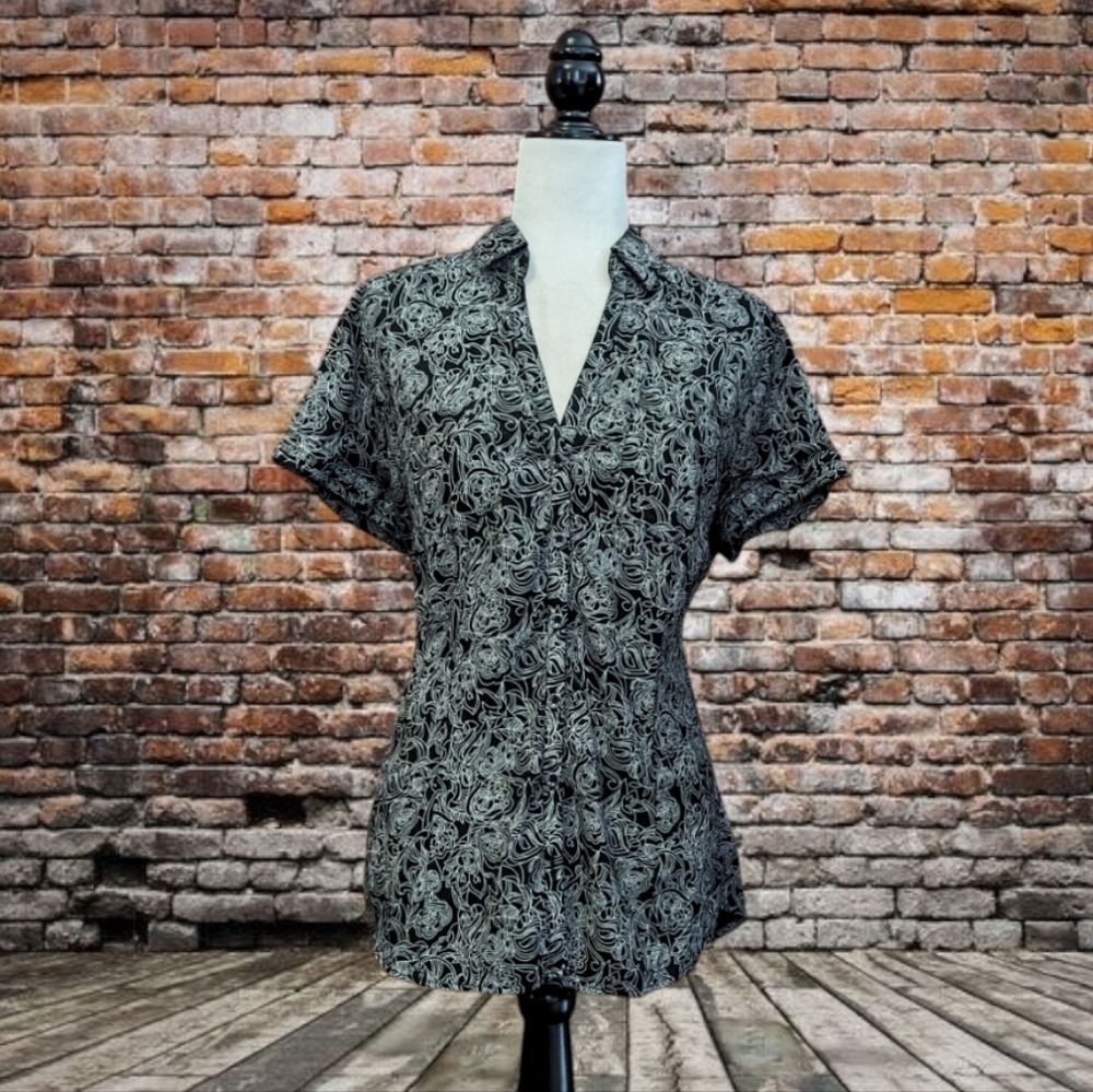 New York & Company V-neck Short Sleeve Button Down Top